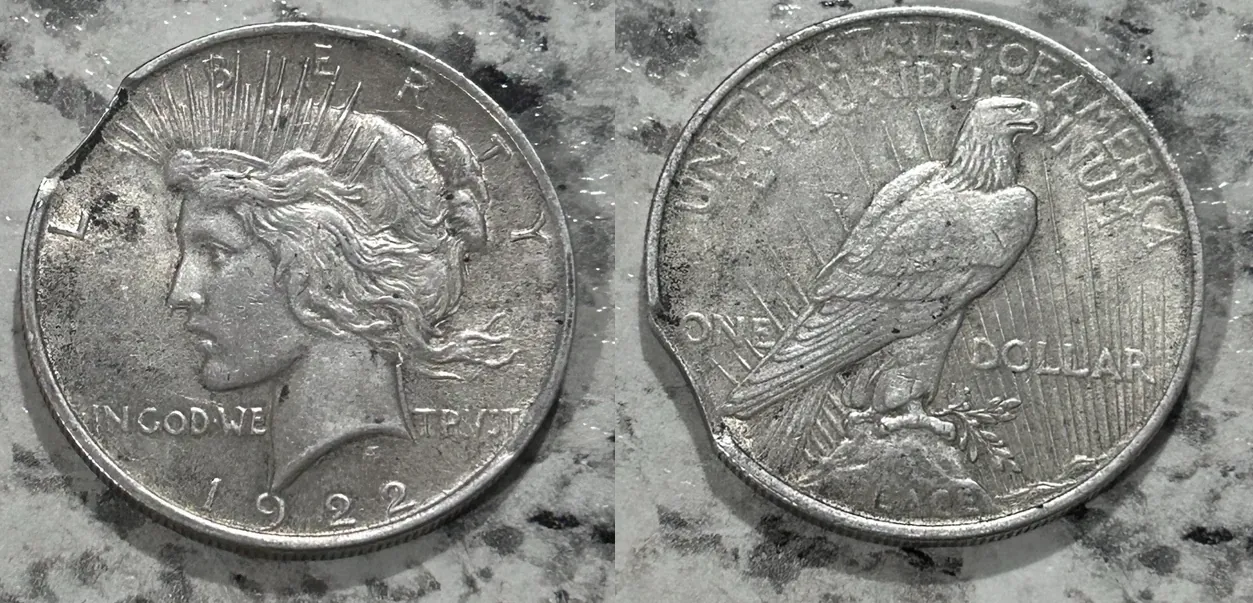 the picture of 1922 Silver Dollar with an error Clipped Planchet